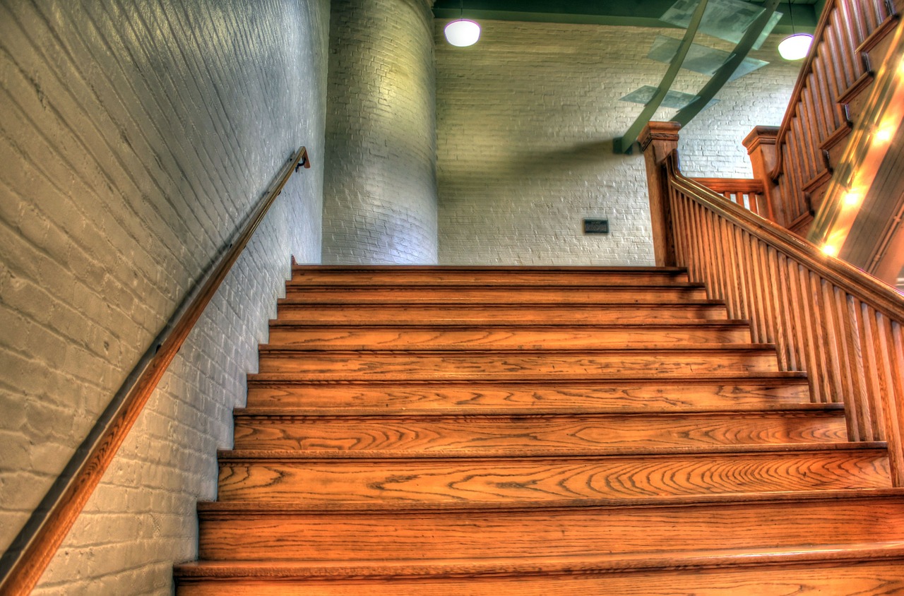 Czy nakładki na schody zapewniają większe bezpieczeństwo? Schody drewniane Warszawa – nakładki na schody drewniane